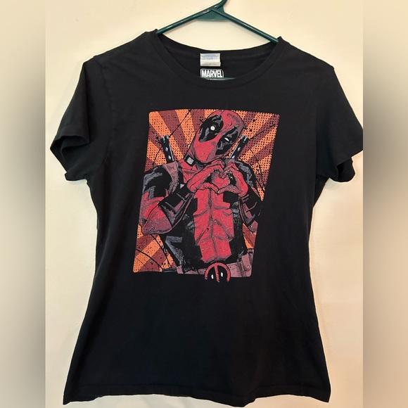 Marvel Deadpool “Heart Hands” Ladies Small Black Short Sleeve Tee Shirt - Picture 1 of 8